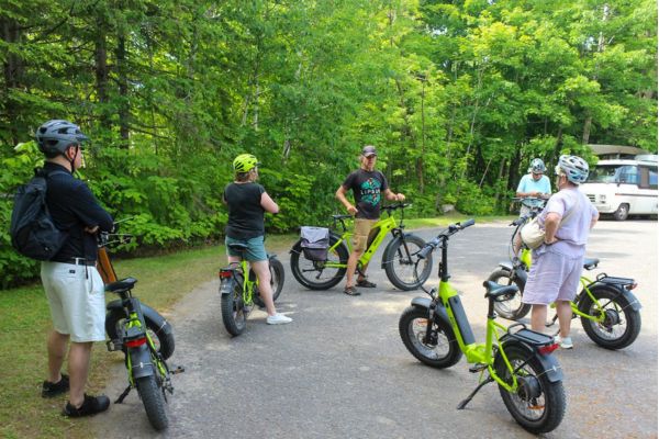 groupe en visite guidé à l'ile d'Orléans